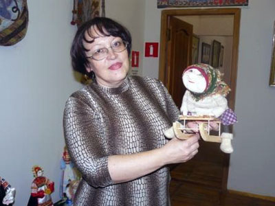 Организатор выставки Ираида Павловна Зотова и её любимая кукла мастера Натальи Никишиной (Ст.Оскол)