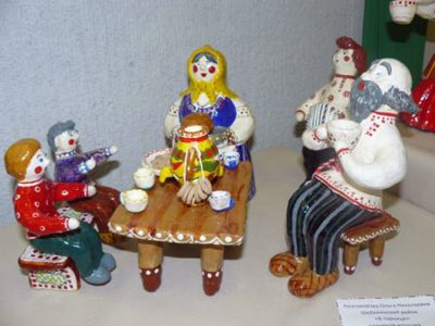 Глиняная кукла Ольги Незговоровой (Шебекинский район). Композиция «В горнице»