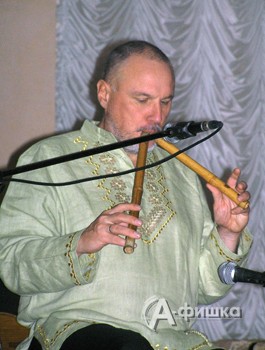 Сергей Старостин играет на парных свирелях