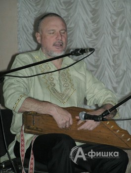 Сергей Старостин играет на гуслях
