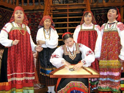 Ансамбль «Ладовица» исполнил для гостей выставки русские народные песни