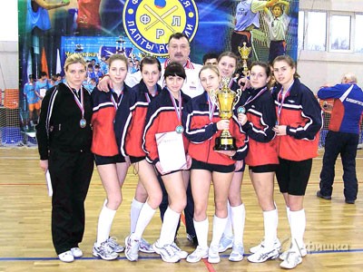Женская сборная по лапте «Технолог» (г. Белгород) с тренером Г. Мусиковым