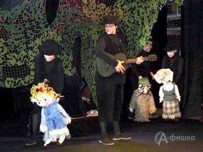 Сцена из спектакля «Маленькая Баба-Яга» в театре кукол Белгорода