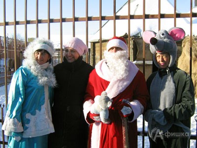 Дед Мороз, снегурочка и Мышонок встречают гостей Тигриного Нового года в зоопарке Белгорода