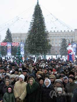 Тысячи белгородцев собрались на Соборной площади Белгорода в праздник Рождества Христова