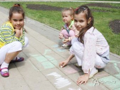 Конкурс детских рисунков на асфальте в парке Победы Белгорода