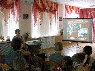 Наталья Примачева проводит патриотический час «Маленькие герои большой войны» в Белгородском областном социально-реабилитационном центре