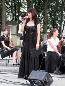 Ведущая первого концерта филармонии на Соборной площади Юлия Васютина