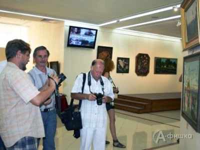 Открытие выставки собрало большое количество представителей творческой интеллигенции Белгорода и любителей живописи Открытие выставки собрало большое количество представителей творческой интеллигенции Белгорода и любителей живописи