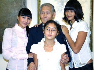 И.Н. Хегай с тремя внучками