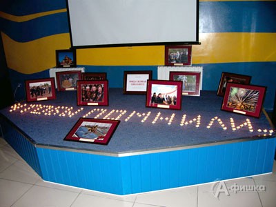 Тема урока мужества «Чтобы помнили…» составлена возженными свечами
