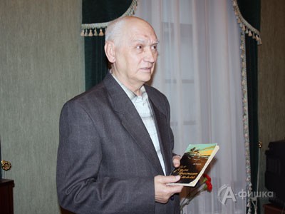 Б.И. Осыков делится воспоминаниями с гостями Литературного музея
