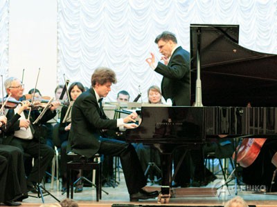 Дирижер Роман Моисеев и пианист Сергей Главатских выступили в Белгороде
