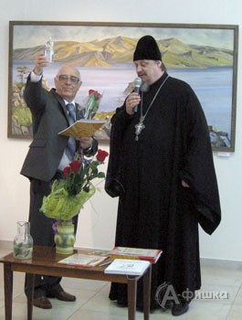 Отец Олег передал символический подарок от Владыки Иоанна