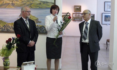 Директор Белгородского художественного музея Т. Лукьянова поздравляет В.В. Козьмина с замечательной выставкой и юбилеем
