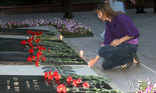 Молодежь возлагала цветы к Вечному огню на Соборной площади