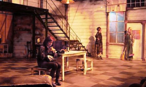 Сцена из спектакля «Влияние гамма-лучей на бледно-желтые ноготки» Народного театра сербского города Ниша