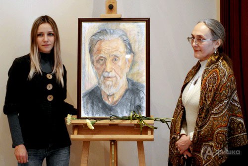 Дочь и внучка Л. Блякницкого у портрета работы Г. Матиняна