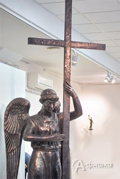 Трёхметровая фигура ангела с крестом, духовным символом не только творчества Анатолия Шишкова, но и всего православного направления в искусстве Белгородчины