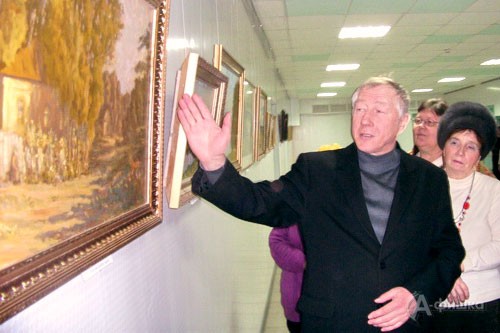 В МУК Центр досуга открылась выставка художника В. Иванчихина