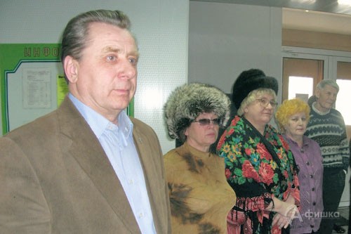 Среди первых посетителей выставки Виктора Иванчихина — ветераны и жители микрорайона
