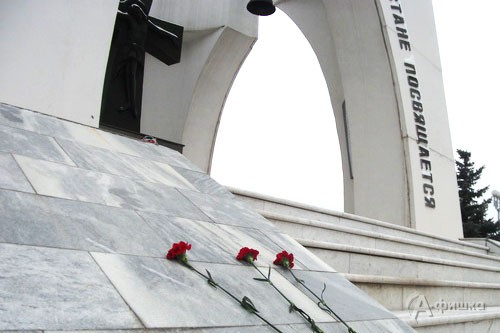 Цветы к памятнику погибшим