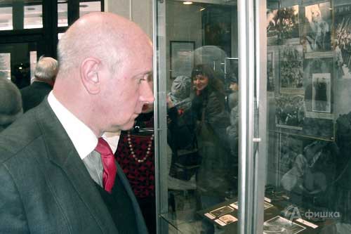 Начальник управления культуры Белгородской области С.И. Курганский знакомится с экспонатами выставки 