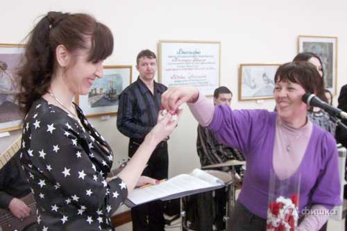 Директор ДХШ города Белгорода  Елена Турченко вручает мартыничку Маргарите  Скорбач 