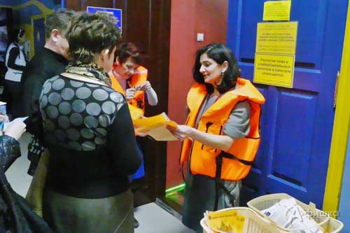 Белгородских зрителей, пришедших в кинотеатр «Радуга» на премьеру фильма «Титаник», встречали одетые в спасательные жилеты контролёры 