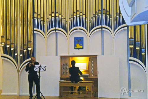 Органный романтизм в Органном зале Белгородской госфилармонии. На сцене Пидручный (пан-флейта) Тимур Халиуллин (орган)