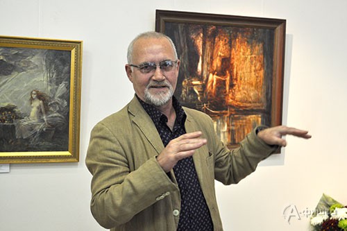 Экскурсию по выставке своих работ проводит Станислав Дымов