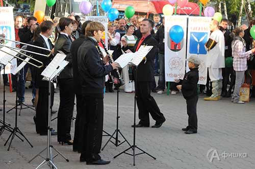 Гостей фестивля приветствует Концертный оркестр духовых инструментов под управлением Юрия Меркулова