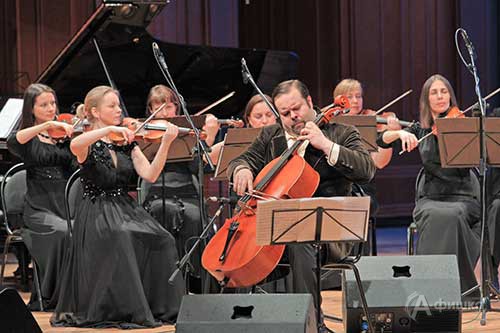 На сцене — камерный оркестр «Mezzo music» и Борислав Струлёв