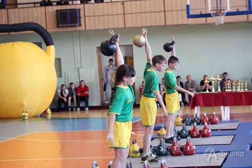 Юные воспитанники бессоновского ФОК «Звёздный» с силовой акробатикой
