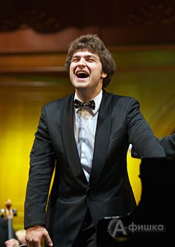 Лукас Генюшас на сцене Большого зала Белгородской филармонии