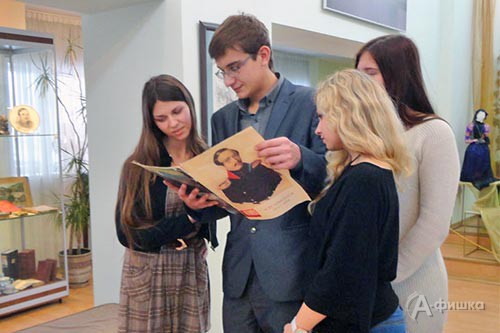 Студенты-филологи, пришедшие на открытие посвящённой М. Ю. Лермонтову выставки «Избранник с русскою душой», очень заинтересовались экспозицией