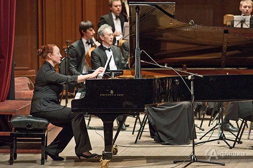 За роялем — заслуженный работник культуры РФ Ирина Соколова За роялем — заслуженный работник культуры РФ Ирина Соколова