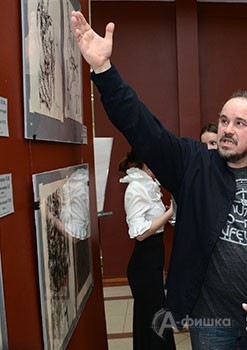 Экскурсию по выставке проводит Иван Несветайло