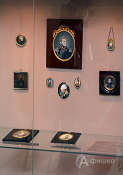 Фрагмент экспозиции выставки «100 маленьких шедевров» в Белгородском художественном музее