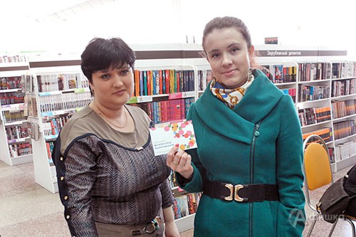 Победитель совместного конкурса «Читай-города» и Афишки получила сертификат из рук директора белгородского книжного магазина Победитель совместного конкурса «Читай-города» и Афишки получила сертификат из рук директора белгородского книжного магазина