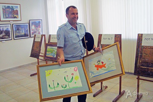 Заместитель начальника УМВД по Белгородской области Андрей Бойко приобрёл на аукционе два детских рисунка