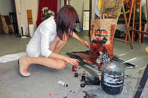 Наталья Плешкова работает над арт-объектом