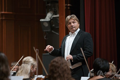 Заслуженный деятель искусств Украинны Рашит Нигаматуллин, главный дирижёр симфонического оркестра Белгородской филармонии Заслуженный деятель искусств Украинны Рашит Нигаматуллин, главный дирижёр симфонического оркестра Белгородской филармонии