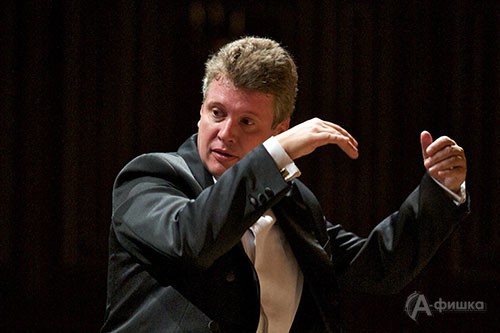 Маэстро Александр Уолкер (Великобритания) дирижирует Белгородским симфоническим оркестром (2012 год) 