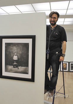 Павел Титович монтирует выставку «ИзМИРения», которая откроется в Белгороде 22 мая Павел Титович монтирует выставку «ИзМИРения», которая откроется в Белгороде 22 мая