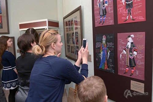 Первые посетители выставки «Приоткрыв кулисы…» в Белгородском художественном музее