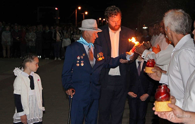 Ветеран Войны Павел Сидоренко зажигает Свечу памяти