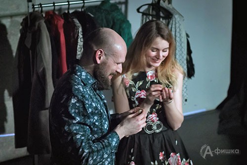 Сцена из спектакля «Разговоры влюблённых о падежах, море и заработной плате» Нетеатра драмы и комедии из Нижнего Новгорода Сцена из спектакля «Разговоры влюблённых о падежах, море и заработной плате» Нетеатра драмы и комедии из Нижнего Новгорода