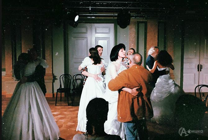 «Свадебный танец» с мужчинами из зрительного зала в финале эскиза от театра«Новая сцена-2» по пьесе «Ролевые воспитатели» Натальи Якушиной