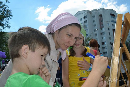 Ар-фестиваль «Старый город» на Народном бульваре в Белгороде в День города